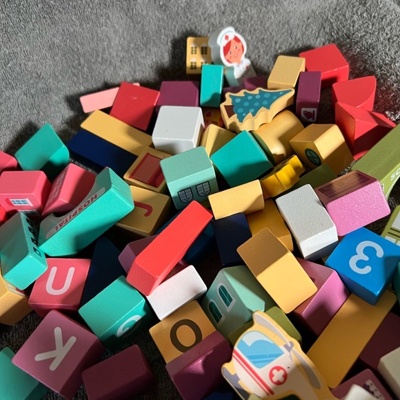 City Builder Wooden Block Set - 100 Pieces - Picture 7 of 7